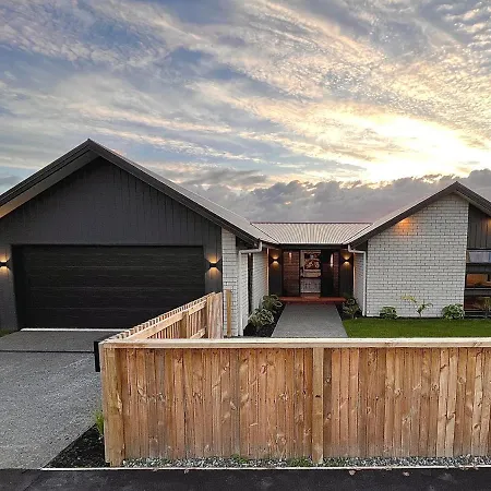 Luxury Villa, Central, Golf And Cafes - By Kosh Bnb Hamilton Exterior photo